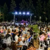 Η μεγάλη συμμετοχή του κόσμου, τα γεμάτα τραπέζια και η ζωντανή ατμόσφαιρα δείχνουν το μέγεθος της εκδήλωσης του ΑΣ Διονυσίου 2023, σε μια βραδιά γεμάτη μουσική, παρέα, χαμόγελα και διασκέδαση.