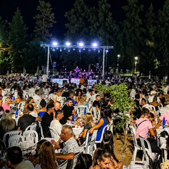 Η μεγάλη συμμετοχή του κόσμου, τα γεμάτα τραπέζια και η ζωντανή ατμόσφαιρα δείχνουν το μέγεθος της εκδήλωσης του ΑΣ Διονυσίου 2023, σε μια βραδιά γεμάτη μουσική, παρέα, χαμόγελα και διασκέδαση.