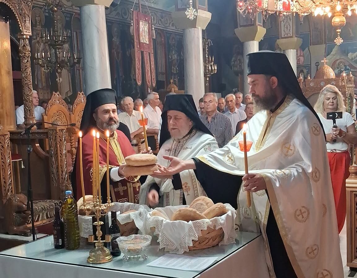 Με λαμπρότητα και κατάνυξη ο Πανηγυρικός Εσπερινός της Kοιμήσεως της Θεοτόκου στην Πορταριά Χαλκιδικής…